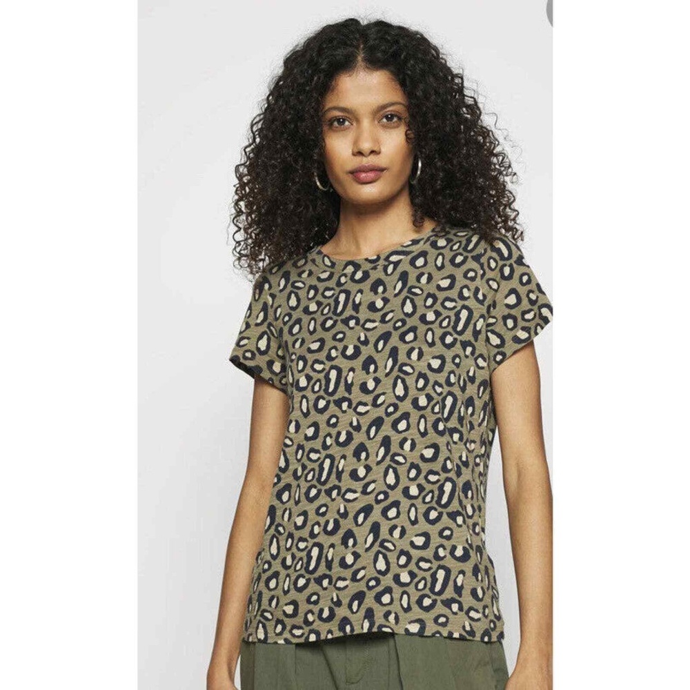 Banana Republic leopard print cozy slub tee, size M